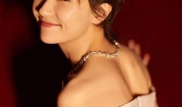 圈内爆料焦俊艳打伞,时尚感十足引热议